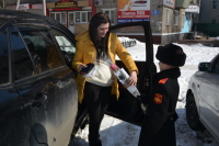 ​В Уссурийске женщин за рулём поздравили суворовцы и инспекторы ГИБДД