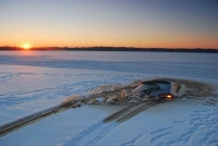 Зимняя рыбалка: сразу 12 автомобилей ушли под лед в Магадане