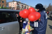 ​Инспекторы ГИБДД дарили водителям Уссурийска «валентинки»