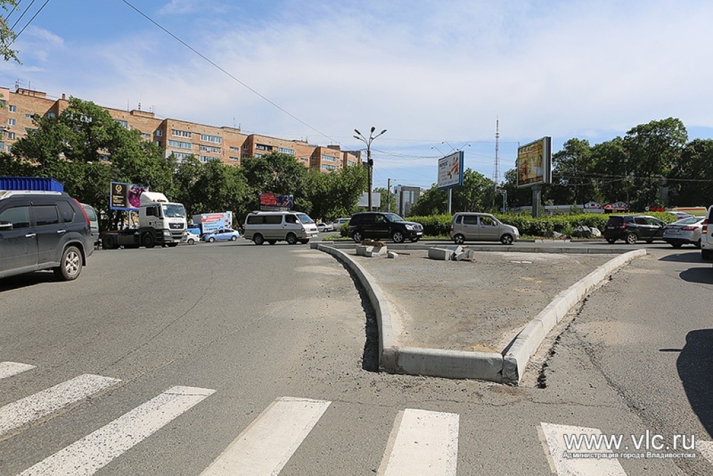 Можно заезжать на островок безопасности. Островок безопасности на дороге. Направляющие и островки безопасности. Направляющие островки на дороге. Направляющий островок безопасности.