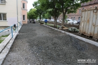 Во Владивостоке ремонтируют дороги к медицинским учреждениям