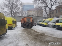 Снегоуборочная техника работает на улицах Владивостока