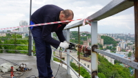 На видовой Фуникулера срезают замки