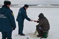 Жителям и гостям Владивостока напоминают: выход на лед опасен, а выезд автомобилей запрещен