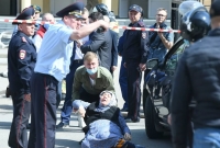 Путин поручил ужесточить правила владения оружием после стрельбы в Казани