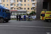 Мотоциклист врезался в опору надземного перехода ТЦ «Искра» во Владивостоке (ФОТО)