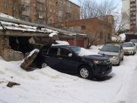 Бетонный гараж обрушился на дорогую иномарку во Владивостоке